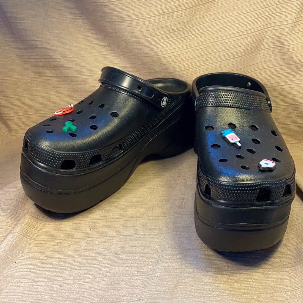 NWOT never worn platform mules w/4 nurse jibbitz